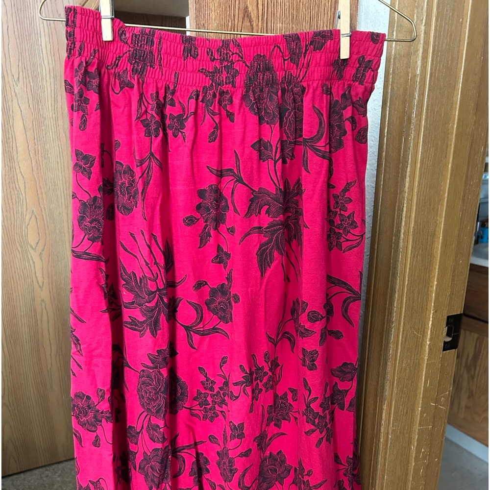 Women’s vintage skirt. Beautiful pink with black floral design. Stretch waist.
